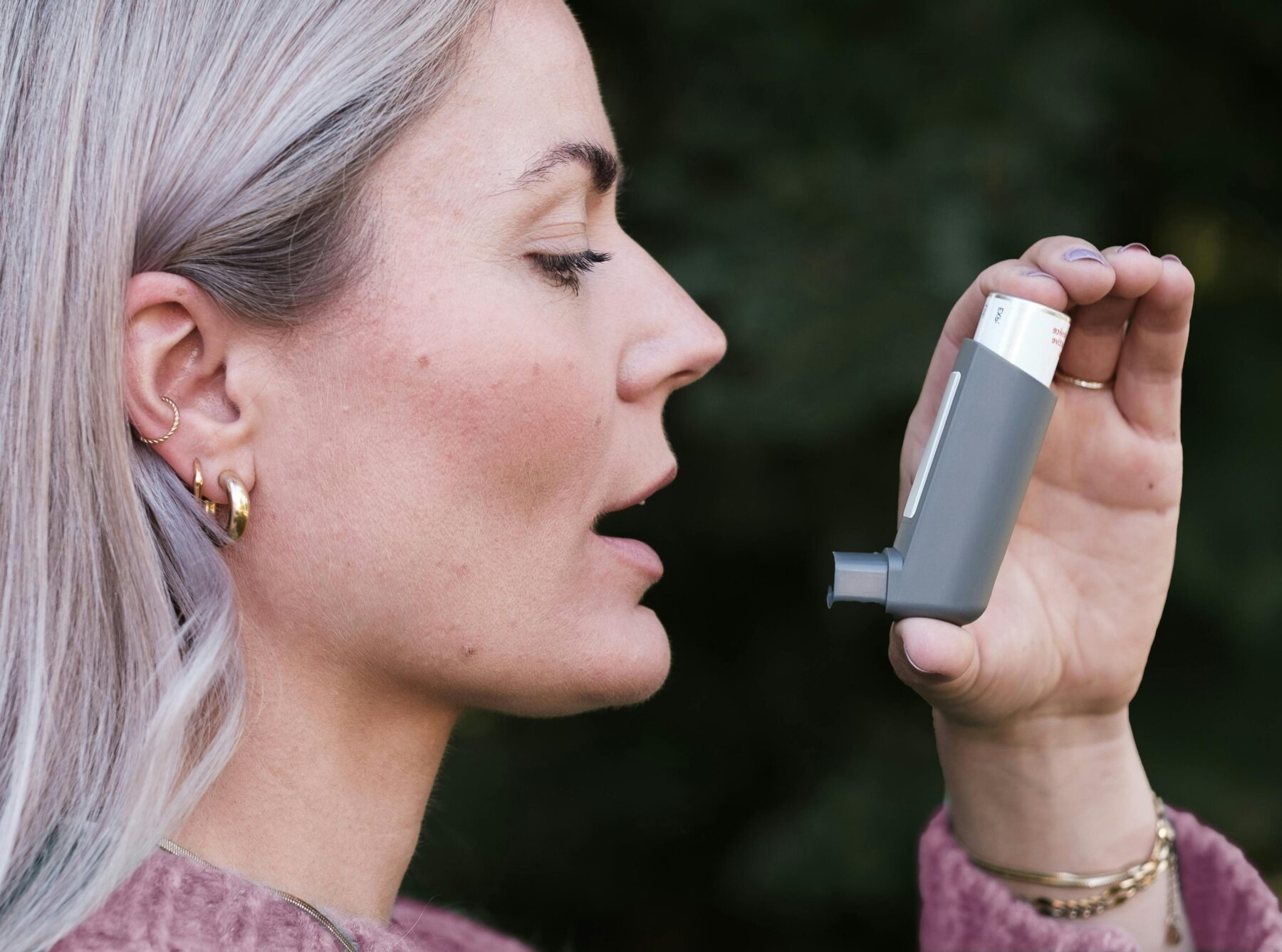 Astmatiker inhalerar medicin